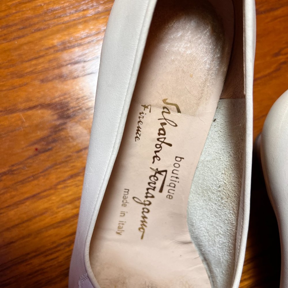 Salvatore Ferragamo Spectator Pump size 9 creme and white - Picture 7 of 10